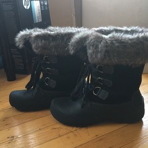 **SOLD**Khombu Snow Boots